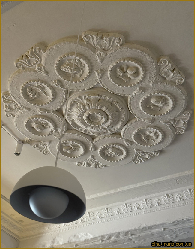 Кафе "Марічка". Стародавня ліпнина на стелі.