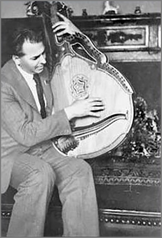 Павло Тичина грає на бандурі